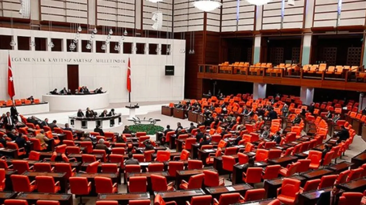 3600 Ek Gösterge Son Dakika: 1. Derece Memura Çifte Müjde! Maaş ve İkramiye Artışı Torba Yasayla Geliyor, Gözler Meclis'te!