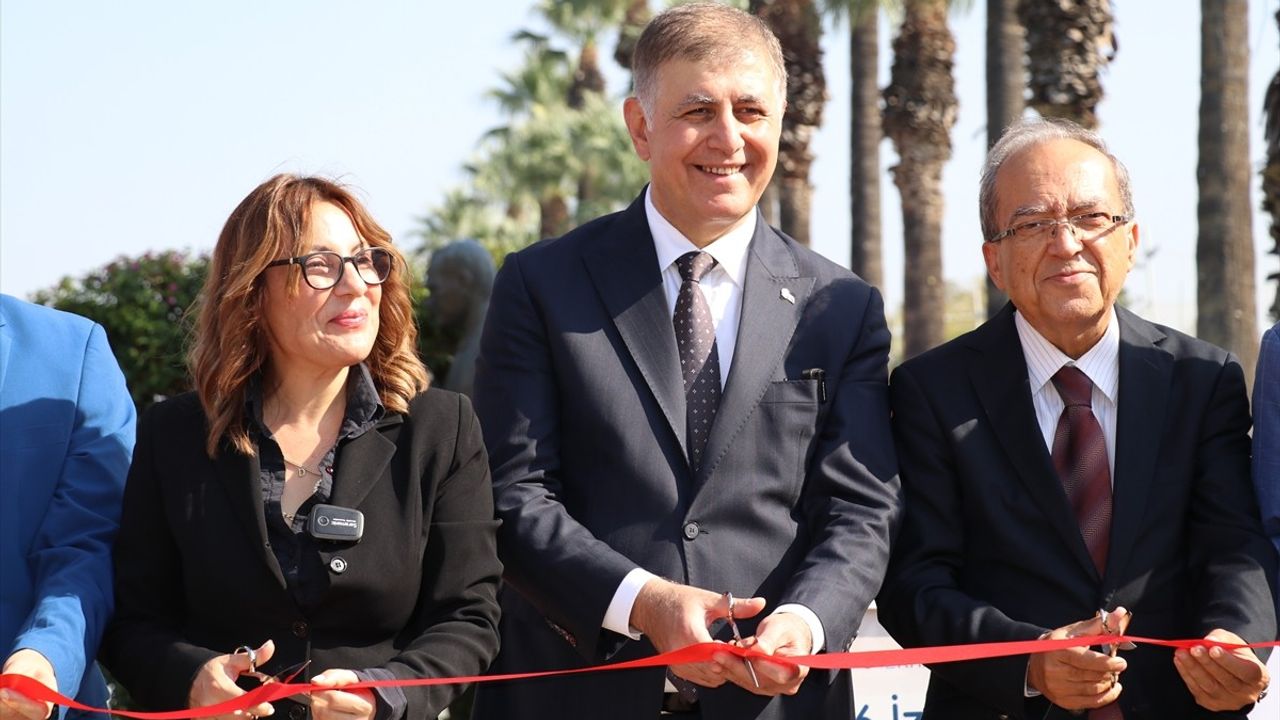 6. İzmir Kitap Fuarı Kültürpark'ta açıldı — Mehmet Eroğlu ve Fabien Toulmé onur konuğu