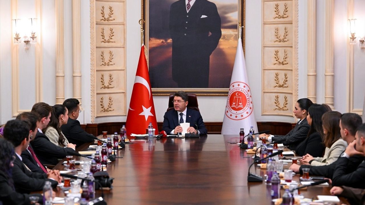 Adalet Bakanı Tunç, öğrencilerle buluştu: Terörle mücadele ve yeni anayasa hedefleri