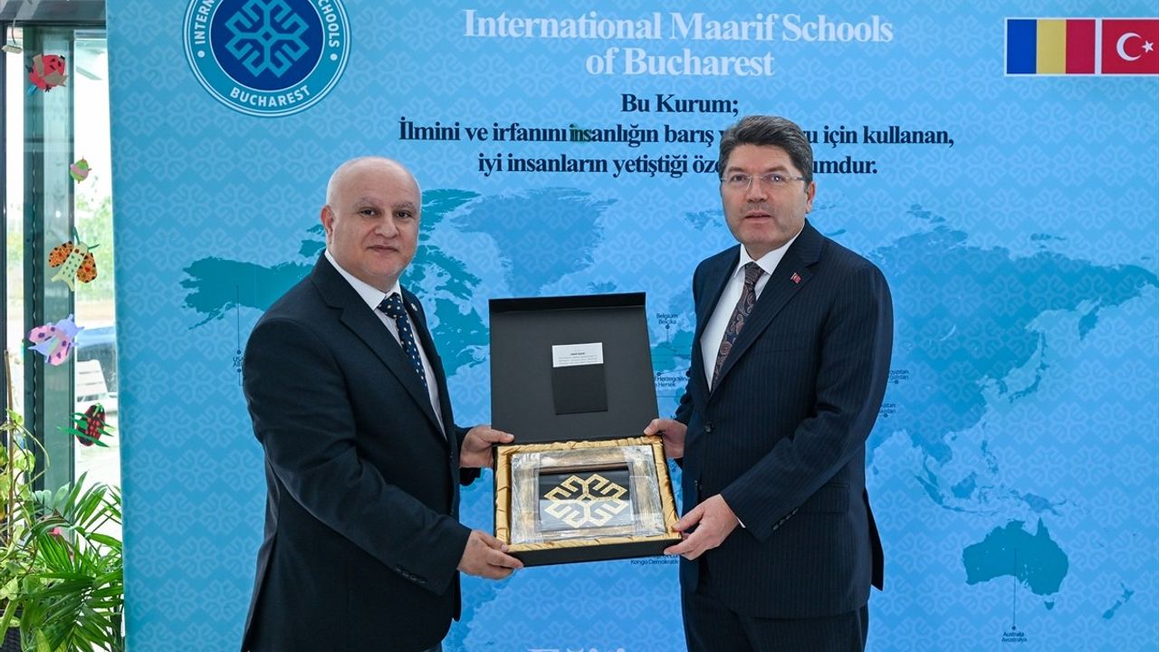 Adalet Bakanı Yılmaz Tunç, Bükreş'te Şehitlik, Büyükelçilik ve Maarif Okulunu Ziyaret Etti