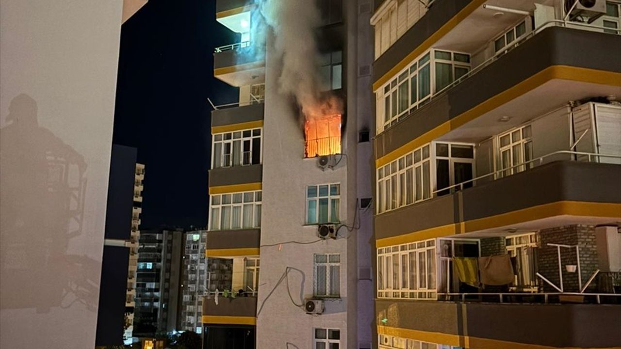 Adana Çukurova'da 7. kattaki daire yangını itfaiye ekiplerince söndürüldü