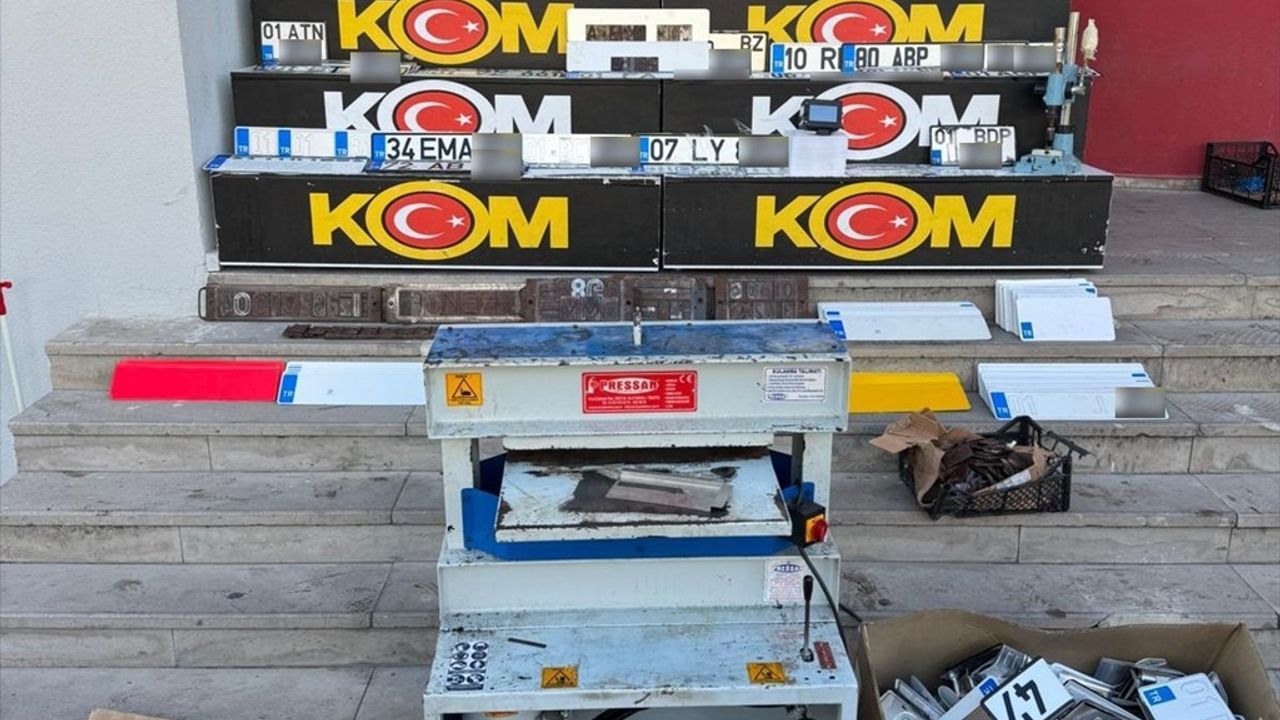 Adana'da 1.166 sahte plaka ele geçirildi; 3 zanlıdan 1'i tutuklandı