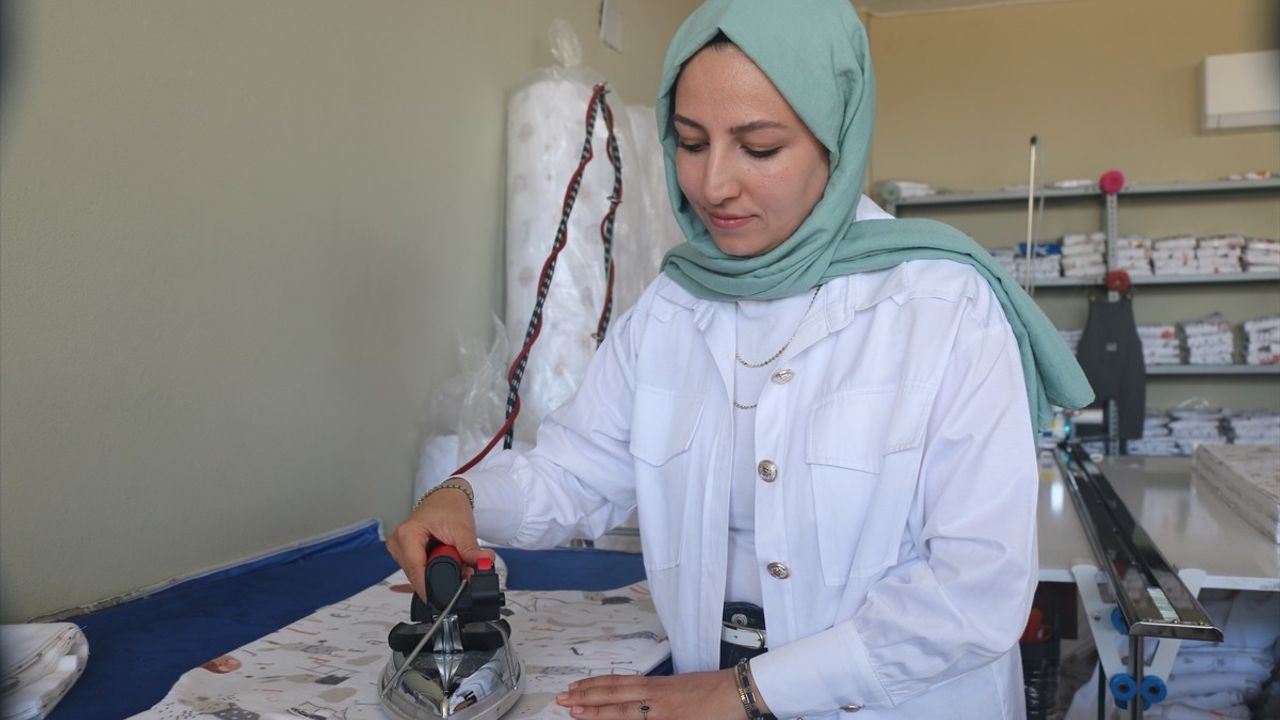 Adana'da akademisyenliği bırakan kadın girişimci Şeyma Aydıner çocuk kıyafetleri tasarlayıp üretiyor