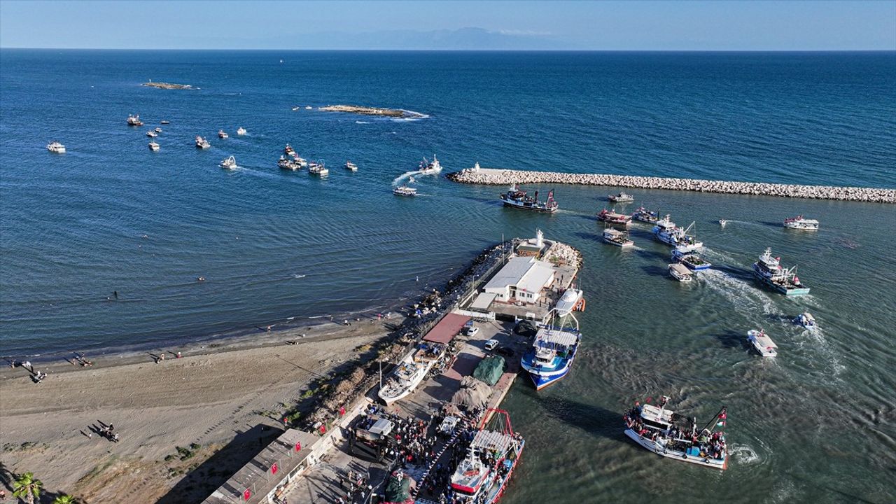 Adana’da balıkçılar Karataş’tan Akdeniz’e açılarak Küresel Sumud Filosu’na destek verdi