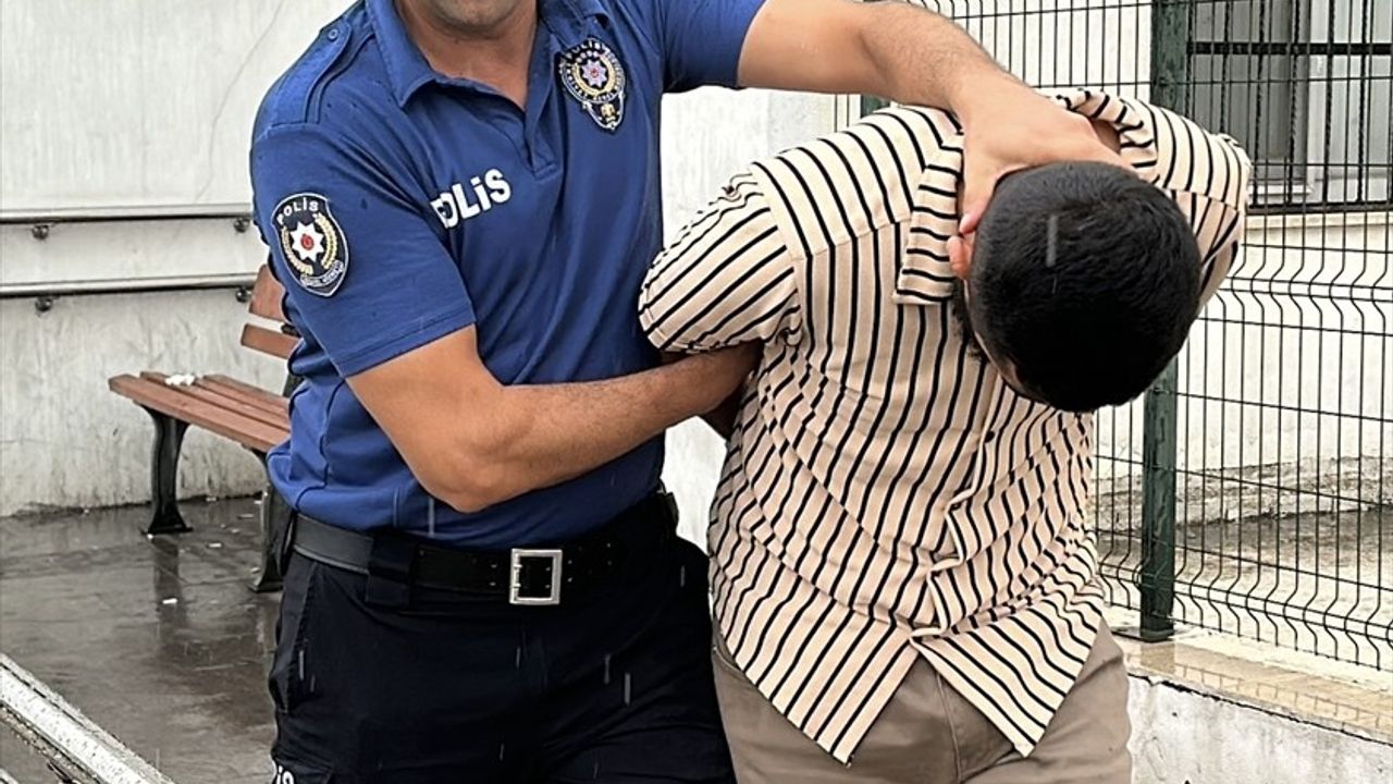 Adana'da çakarlı araçla kendini polis olarak tanıtıp iki çocuğu üstten arayan şüpheli tutuklandı