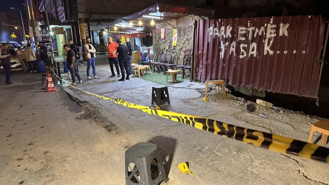 Adana'da çay ocağına silahlı saldırı: şüpheli kovalamaca sonucu yakalandı