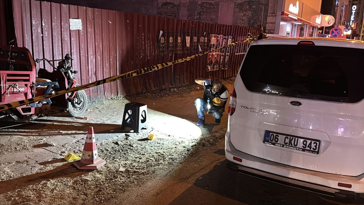 Adana'da çay ocağına silahlı saldırı: Şüphelilerden biri kovalamaca sonucu yakalandı