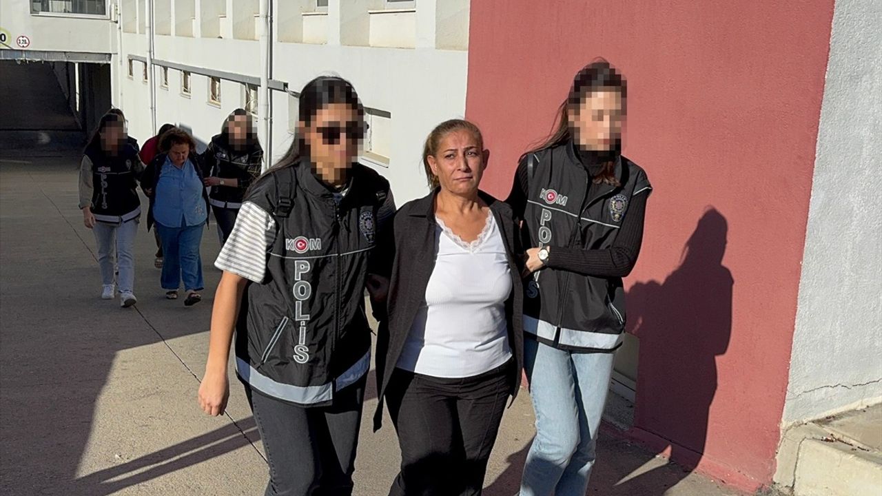 Adana'da kendilerini kamu görevlisi tanıtarak dolandırdıkları iddiasıyla 5 kişi tutuklandı