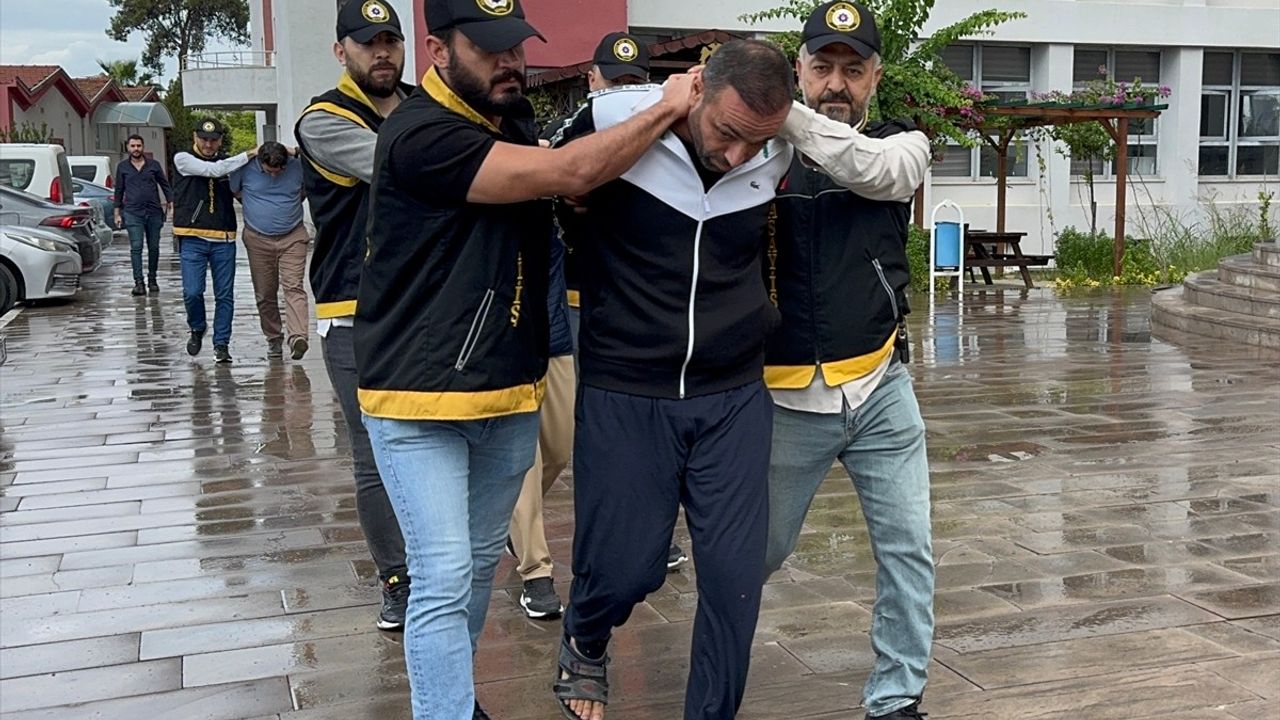 Adana'da pastane girişine pimi çekilmemiş el bombası atan 4 zanlı tutuklandı