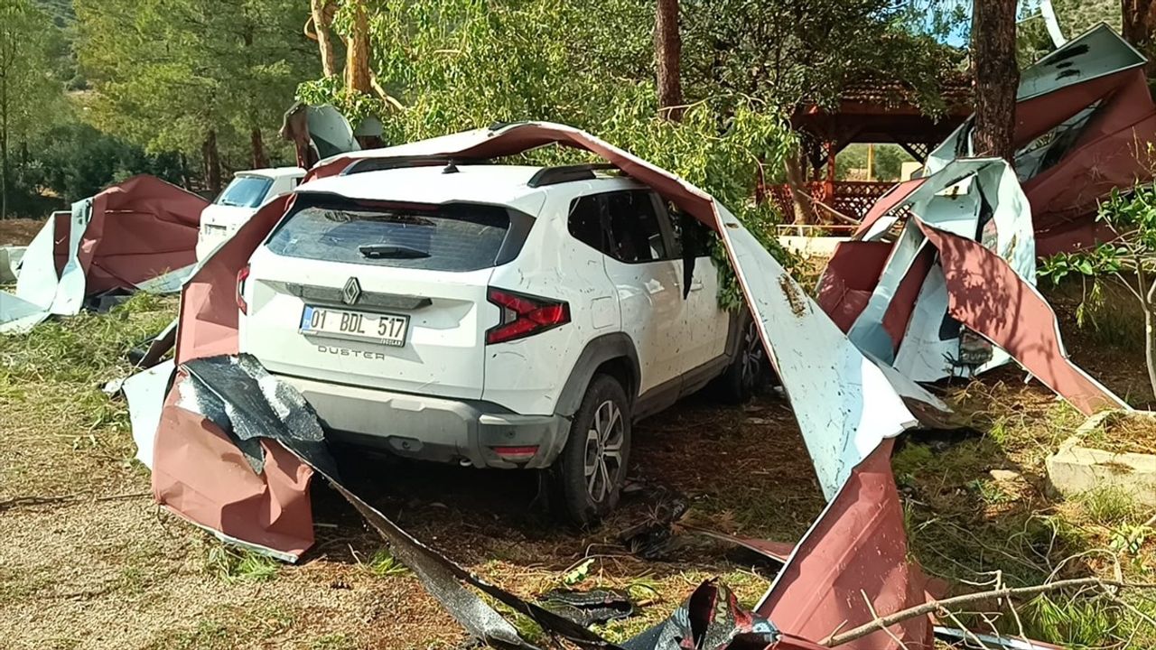 Adana Kozan'da fırtına: Kozan Bucak Çok Programlı Anadolu Lisesi çatısı uçtu, eğitime 2 gün ara