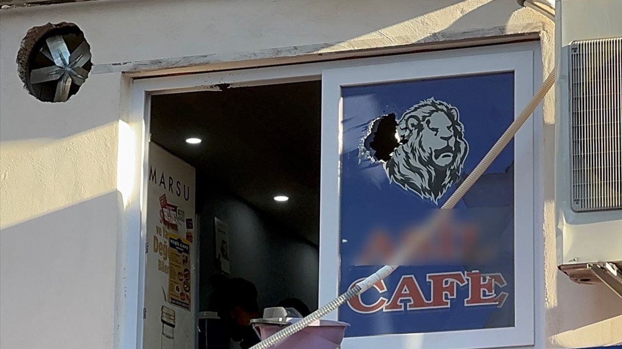 Adana Seyhan'da Kafeye Av Tüfeğiyle Saldırı: Güvenlik Kamerası Olayı Kaydetti