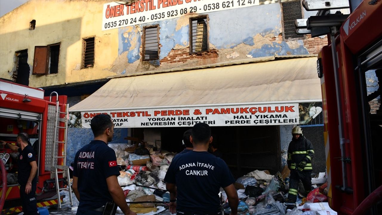 Adana Yüreğir'de tekstil dükkanında yangın itfaiye tarafından söndürüldü