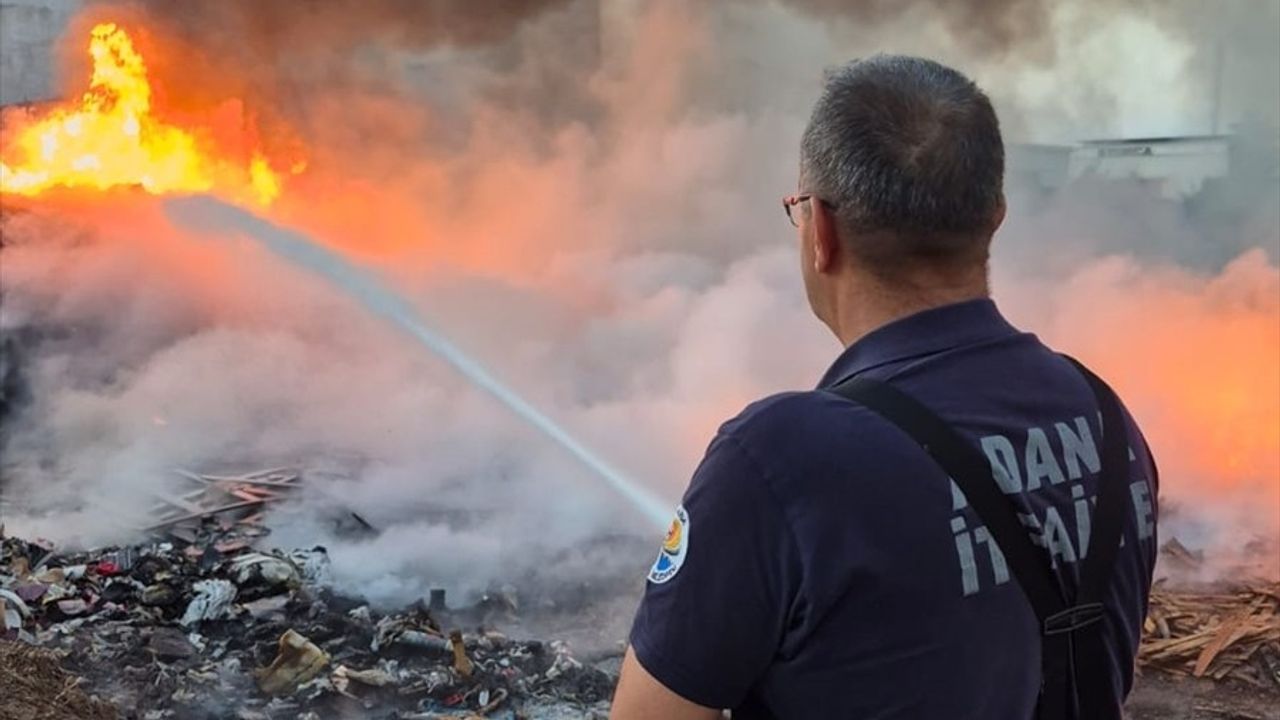 Adana Yüreğir Havutlu Mahallesi'ndeki çöplükte çıkan yangın söndürüldü