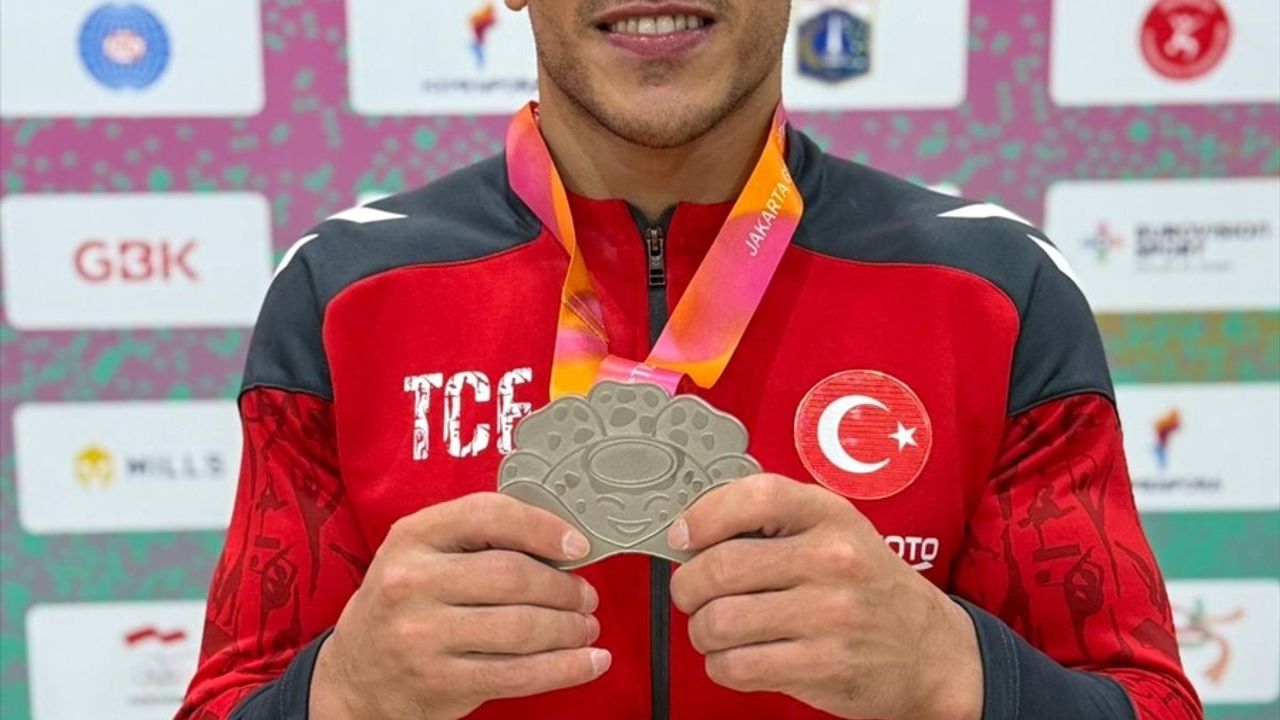 Adem Asil, 2025 Dünya Artistik Cimnastik Şampiyonası'nda halka aletinde gümüş madalya kazandı