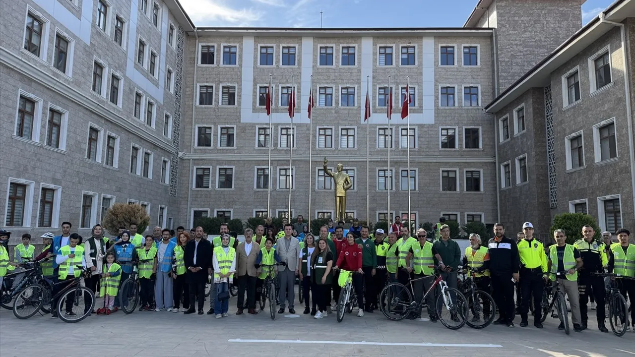 Adıyaman'da 200 Kişilik Bisiklet Turu: 'Bağımsızlık için Pedalları Çeviriyoruz'