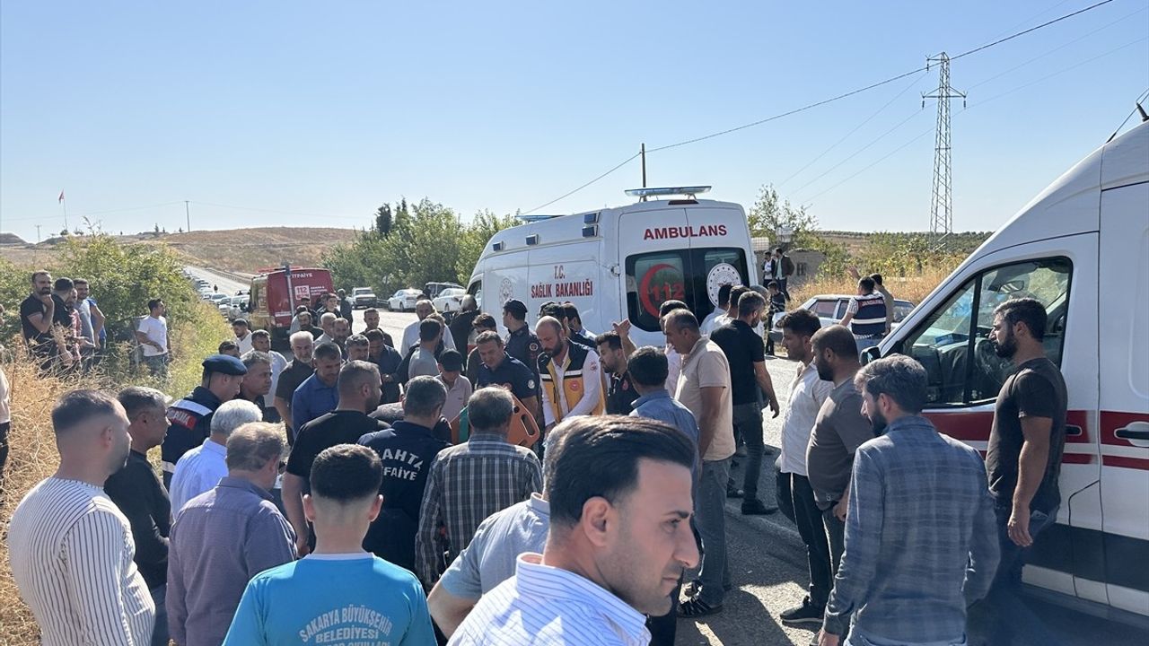 Adıyaman Samsat'ta ambulans ile otomobil çarpıştı: 8 kişi yaralandı