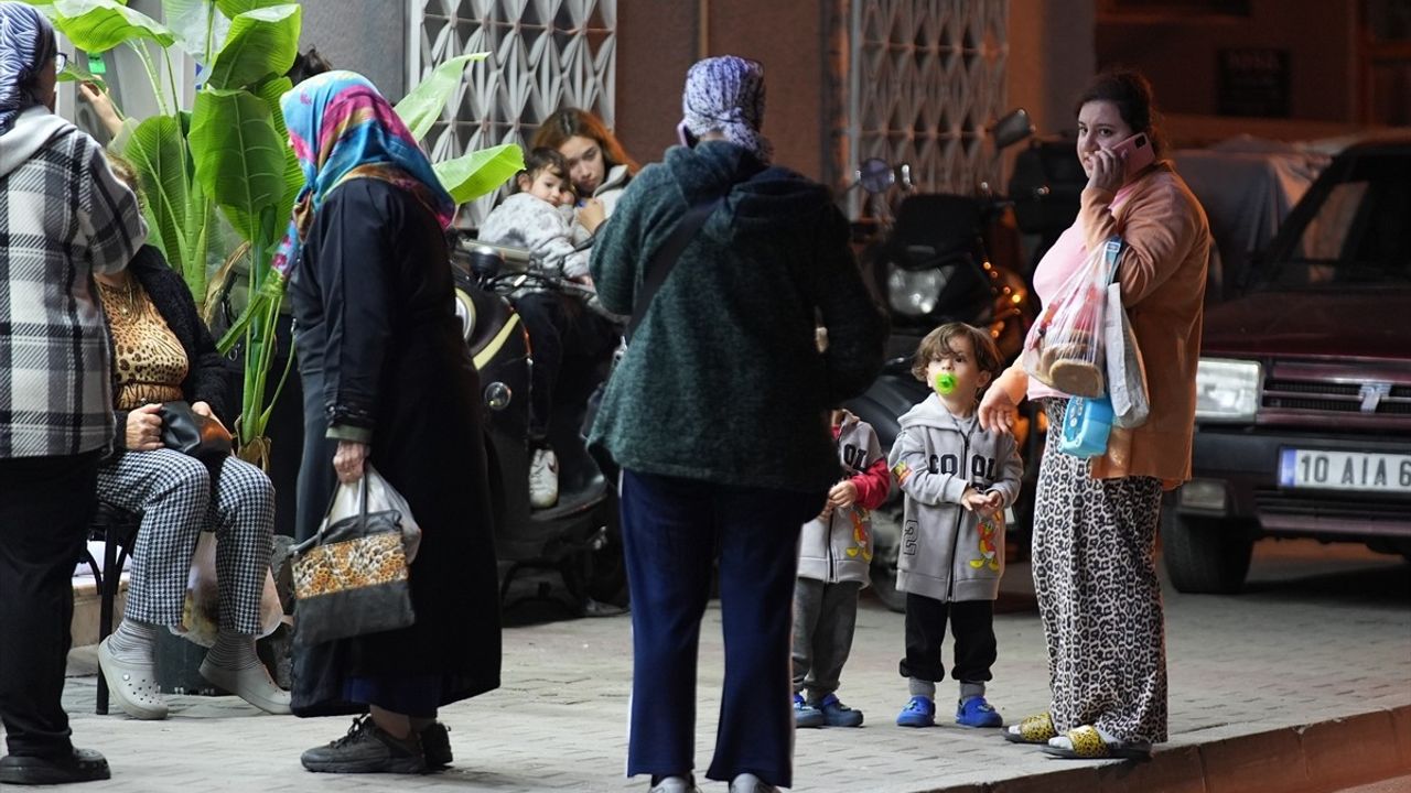 AFAD: Balıkesir Sındırgı'da saat 22.48'de 6,1 büyüklüğünde deprem