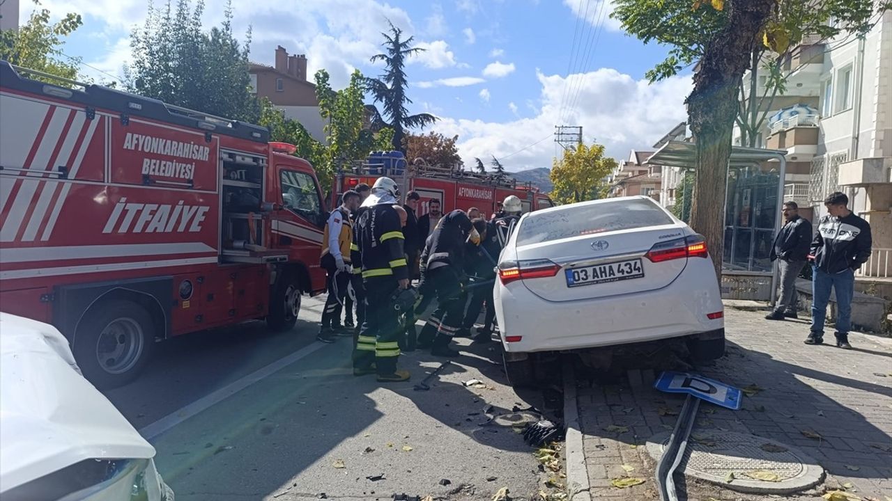 Afyonkarahisar'da İki Otomobil Çarpıştı: 7 Kişi Yaralandı