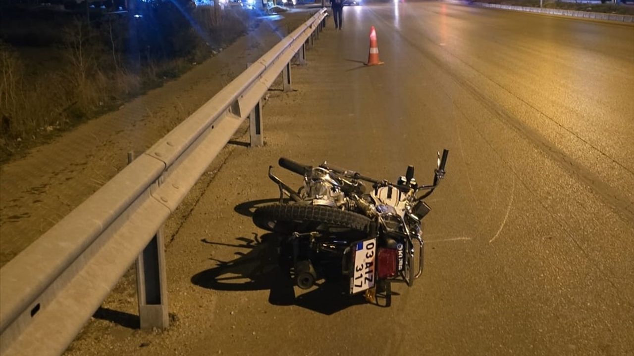 Afyonkarahisar'da otomobil ile motosiklet çarpıştı: 1 çocuk hayatını kaybetti, 2 yaralı