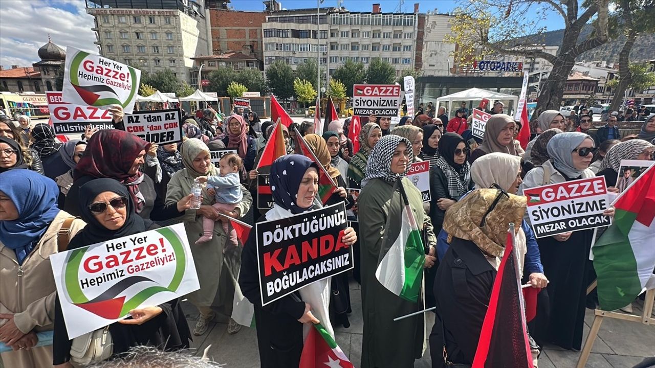 Afyonkarahisar Milli İrade Platformu Gazze'ye Destek için Zafer Meydanı'nda Toplandı