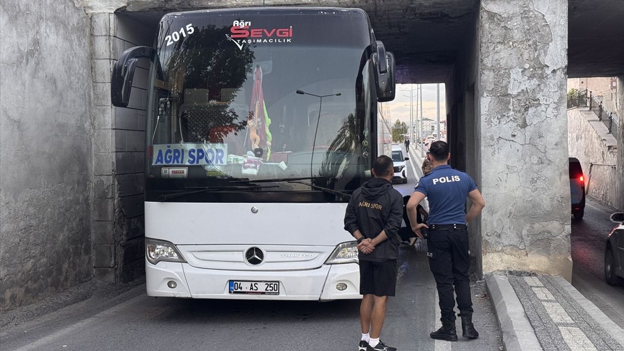 Ağrı 1970 SK'nın Takım Otobüsü Kayseri'de Alt Geçide Sıkıştı