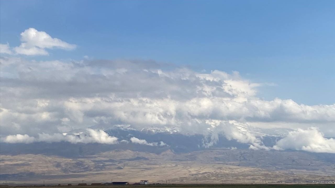 Ağrı Dağı'nın zirvesi ve yüksek kesimleri karla kaplandı