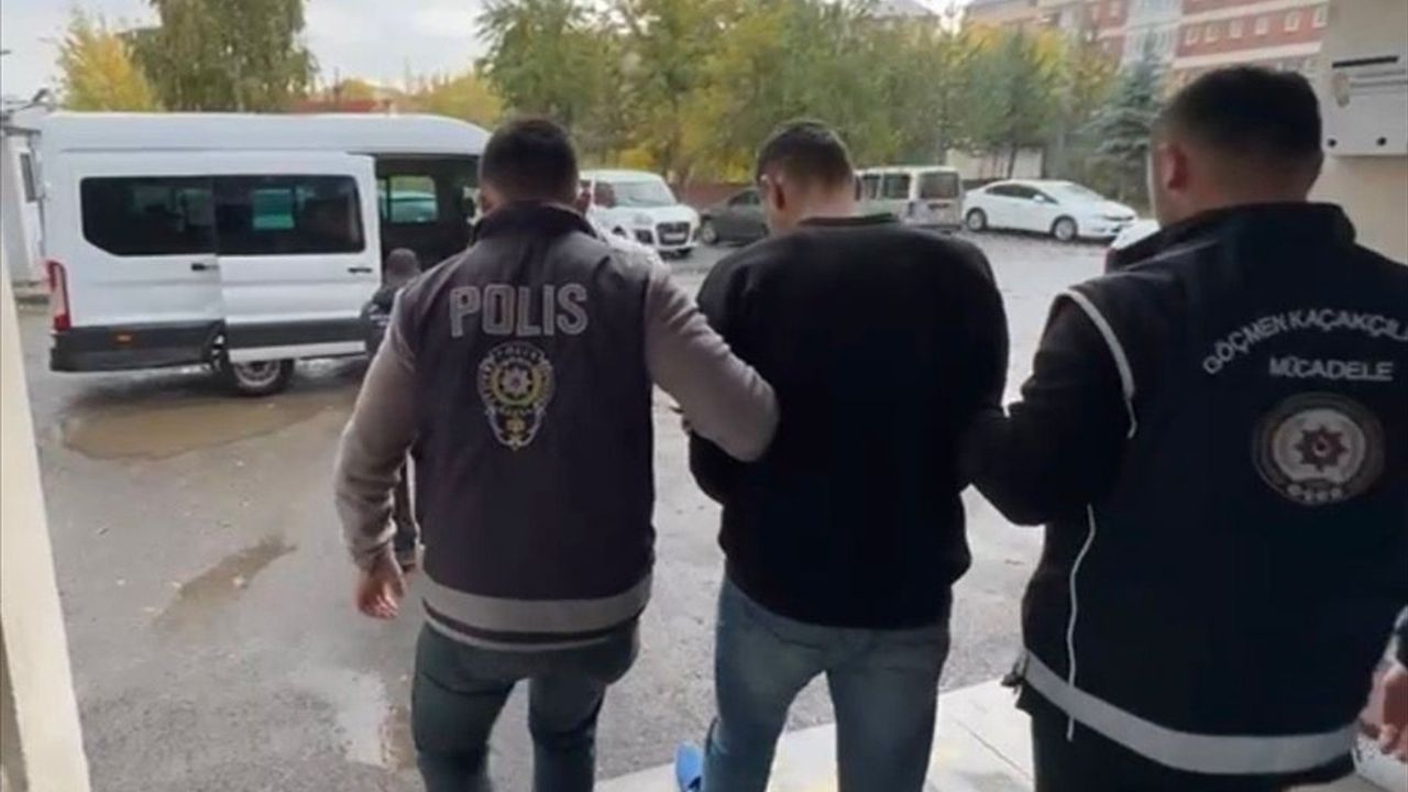 Ağrı ve Erzurum'da göçmen kaçakçılığı operasyonunda 3 kişi tutuklandı