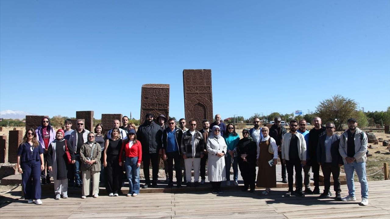 Ahlat'ta Kültürel Miras Gezisi: Selçuklu Meydan Mezarlığı ve Emir Bayındır Kümbeti ziyareti
