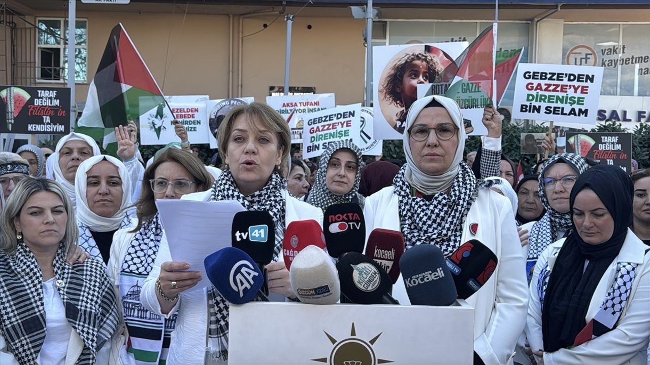 AK Parti Kadın Kolları Sakarya ve çevre illerde 'Gazze için Sessiz Çığlık' zinciri kurdu