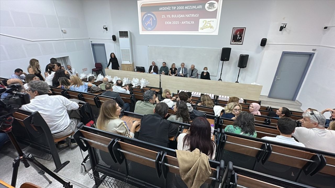 Akdeniz Üniversitesi Tıp Fakültesi 2000 mezunları 25 yıl sonra fakültede buluştu