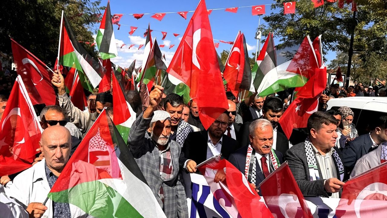 Aksaray'da Gazze'ye Destek Yürüyüşü: STK'lar ve Yerel Yetkililer Katıldı