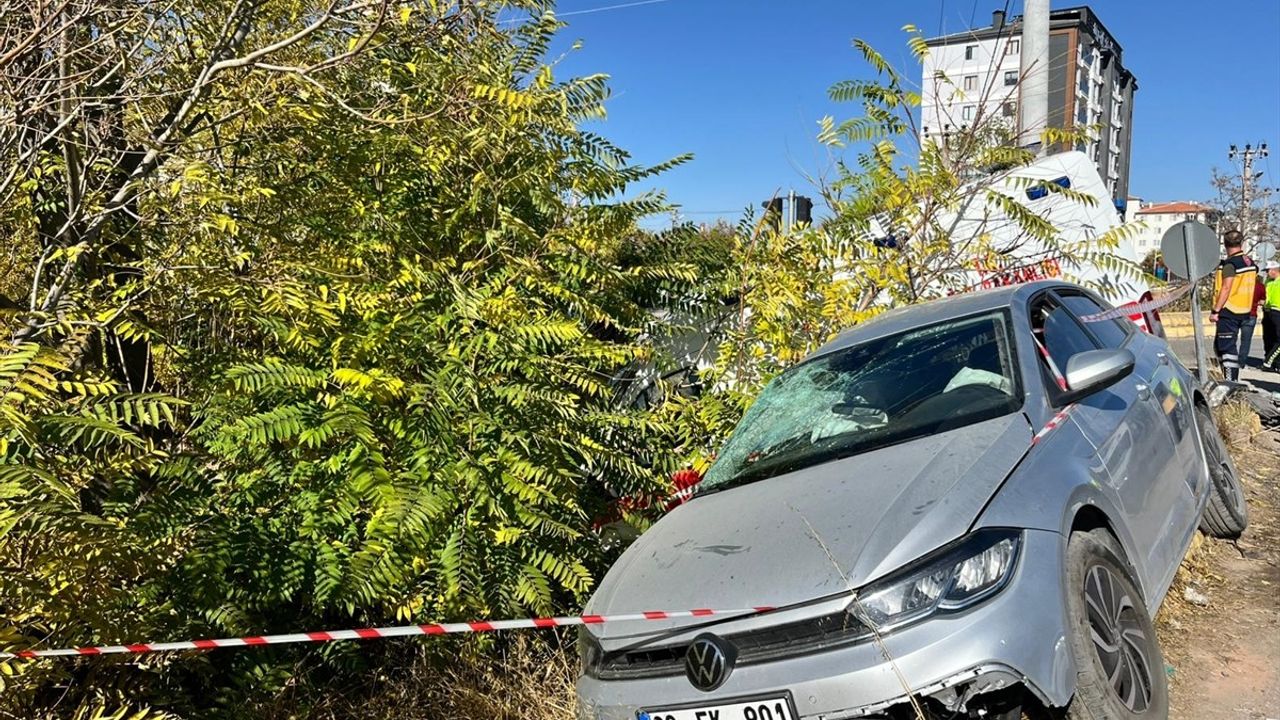 Aksaray'da hasta taşıyan ambulans ile otomobil çarpıştı: 4 kişi yaralandı