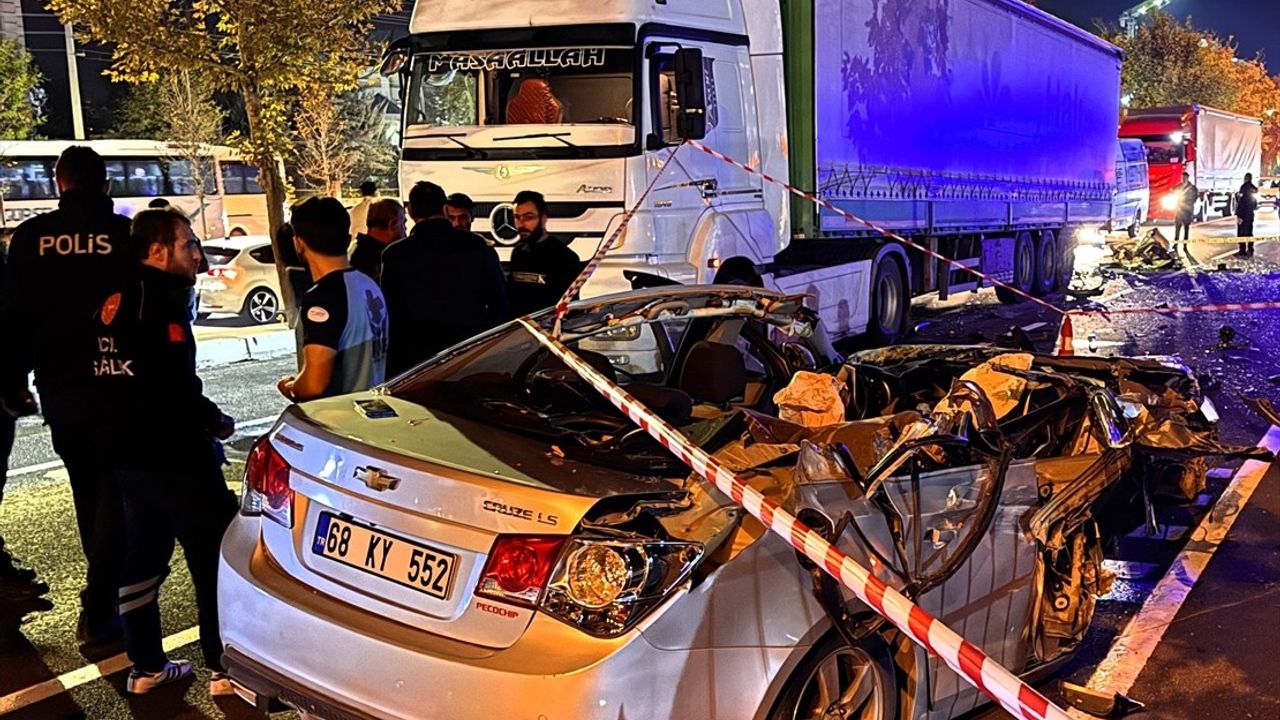 Aksaray'da Tıra Arkadan Çarpan Otomobilde 1 Kişi Öldü, Sürücü Ağır Yaralandı