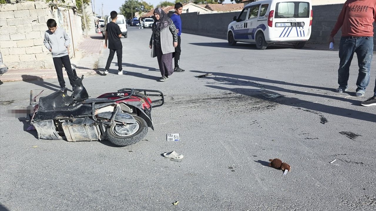 Aksaray Eskil'de panelvan ile motosiklet çarpıştı: 2'si çocuk 3 yaralı