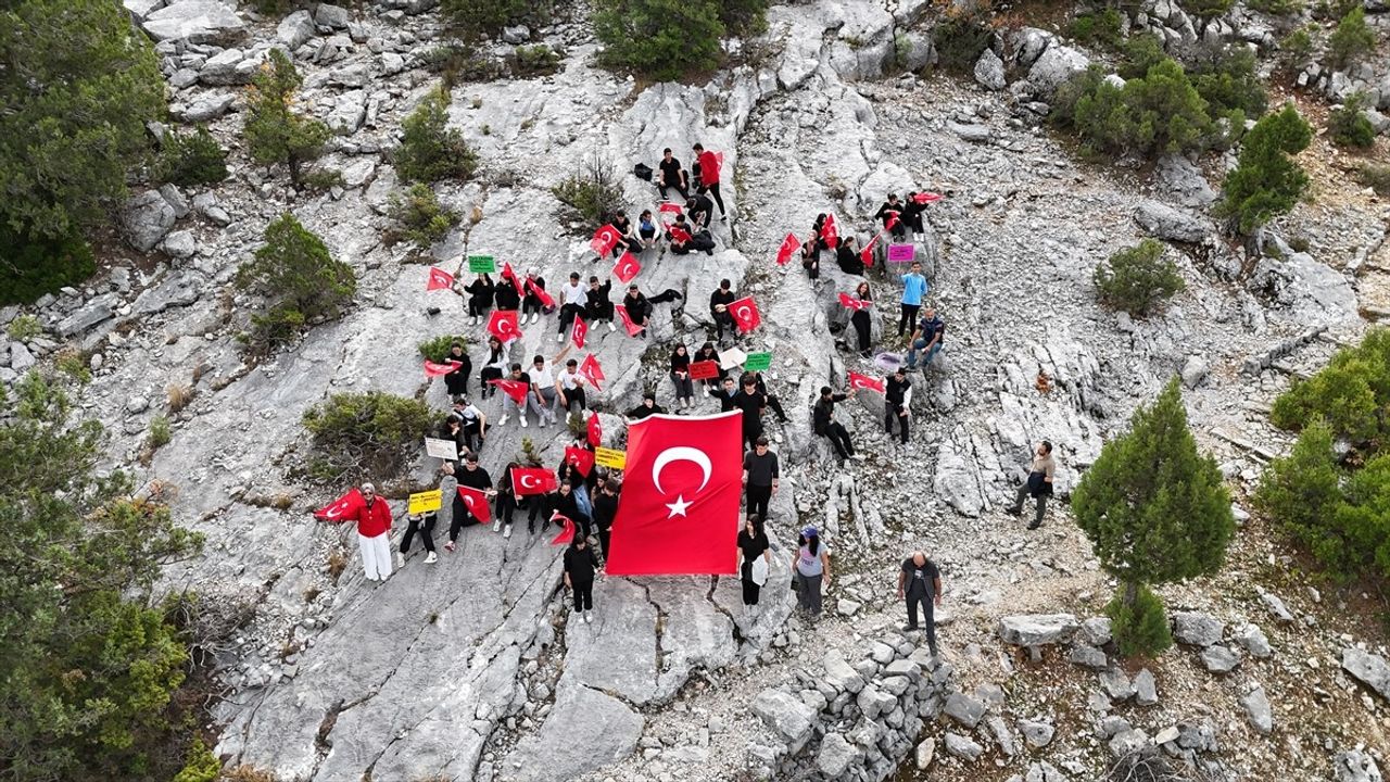 Akseki'de öğrenciler İpek Yolu'nda Cumhuriyet'in 102. yılını yürüyüşle andı