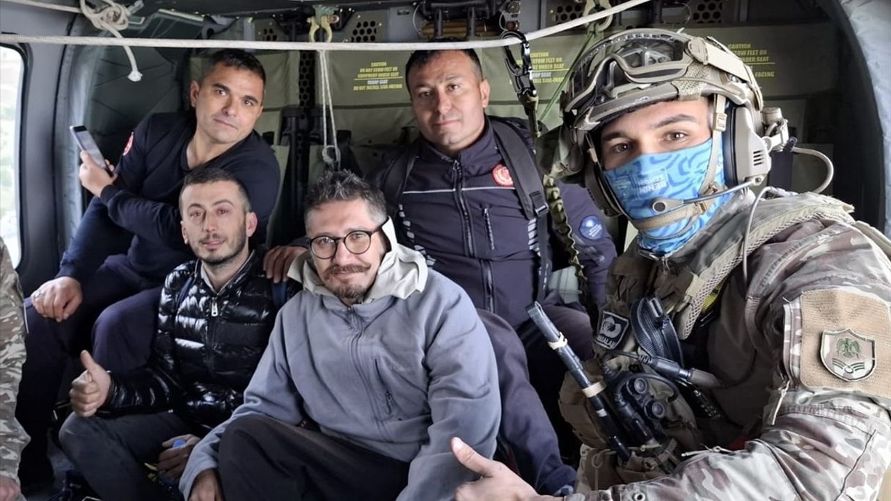 Akseki Saksağan Dağı'nda Mahsur Kalan İki Jeoloji Mühendisi Askeri Helikopterle Kurtarıldı