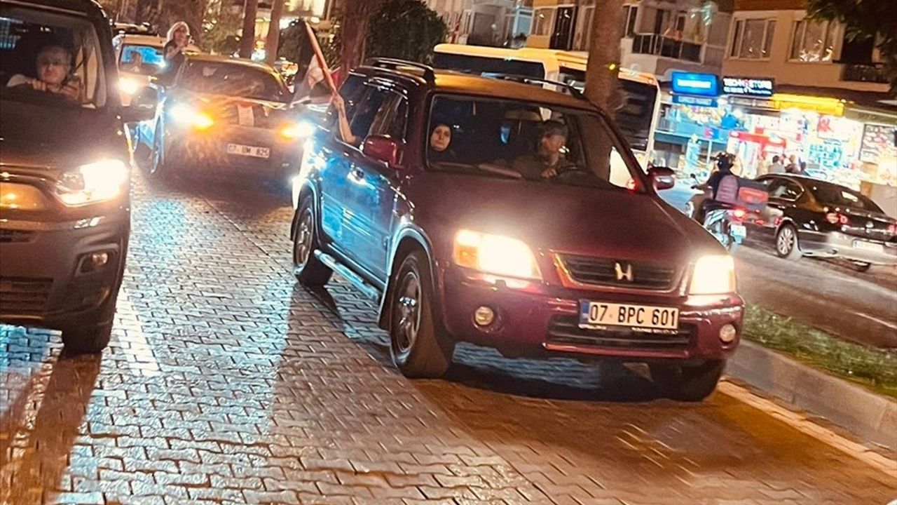Alanya'da İHH'nin 'Gazze'ye destek' off-road konvoyu şehir turu yaptı
