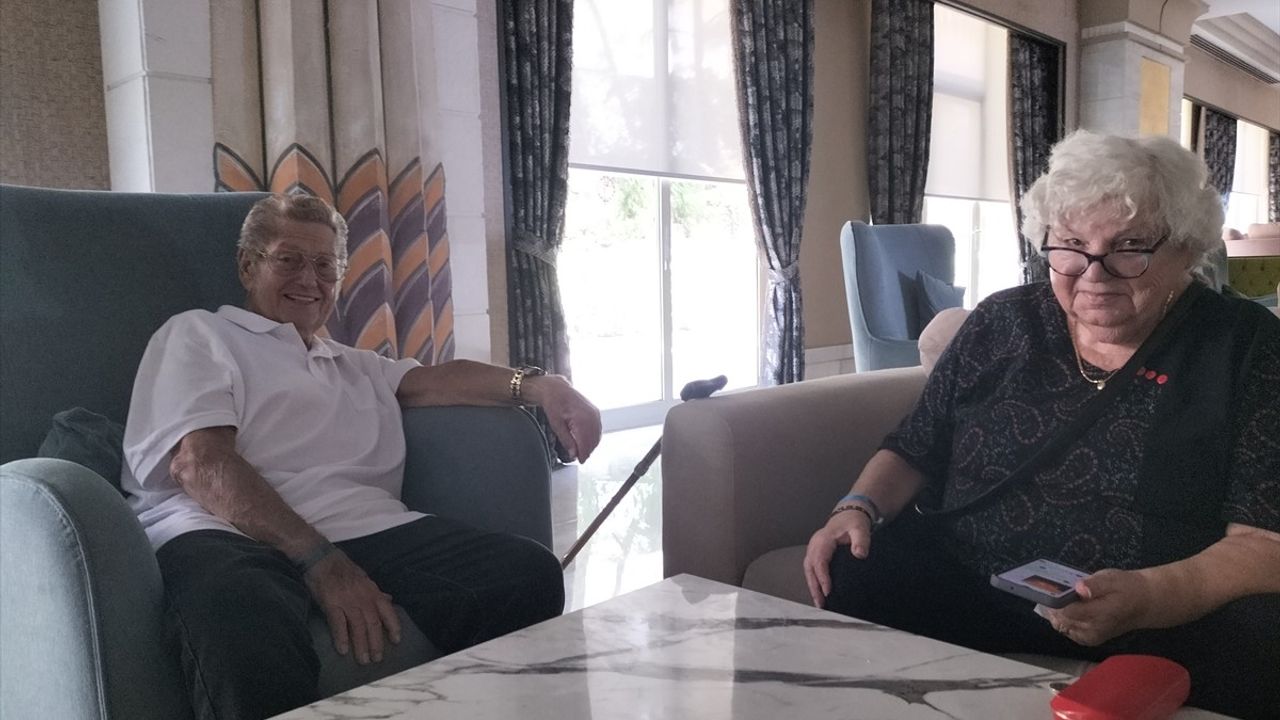 Alman çift 28 yıldır aynı otelde Antalya'da tatil yapıyor