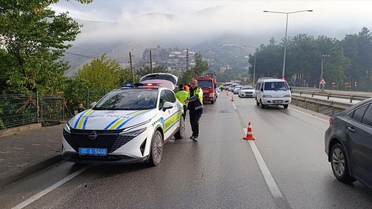 Amasya'da otomobil bahçeye devrildi: 4 kişi yaralandı