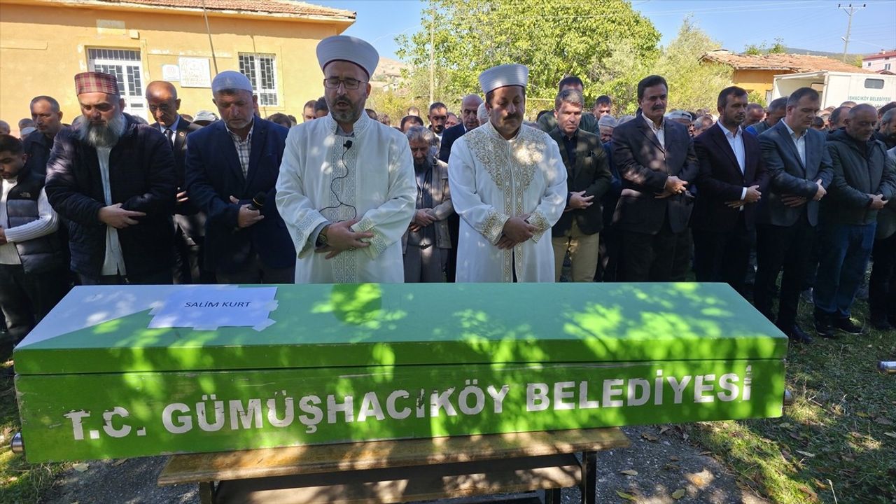 Amasya’da trafik kazasında yaşamını yitiren 3 kardeş ve enişteleri Karacaören’de toprağa verildi