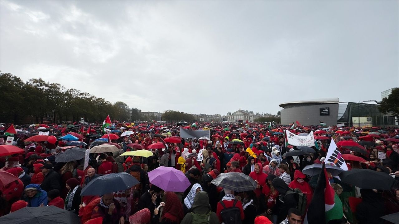 Amsterdam'da 'Kırmızı Çizgi' gösterisi: Yaklaşık 250 bin kişi hükümetin İsrail politikasını protesto etti