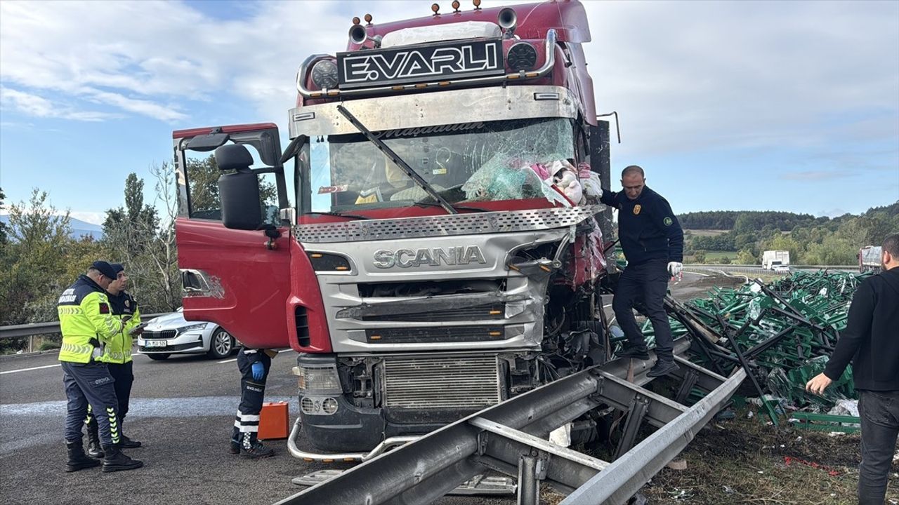 Anadolu Otoyolu Bolu kesiminde tır bariyere çarptı, sürücü yaralandı