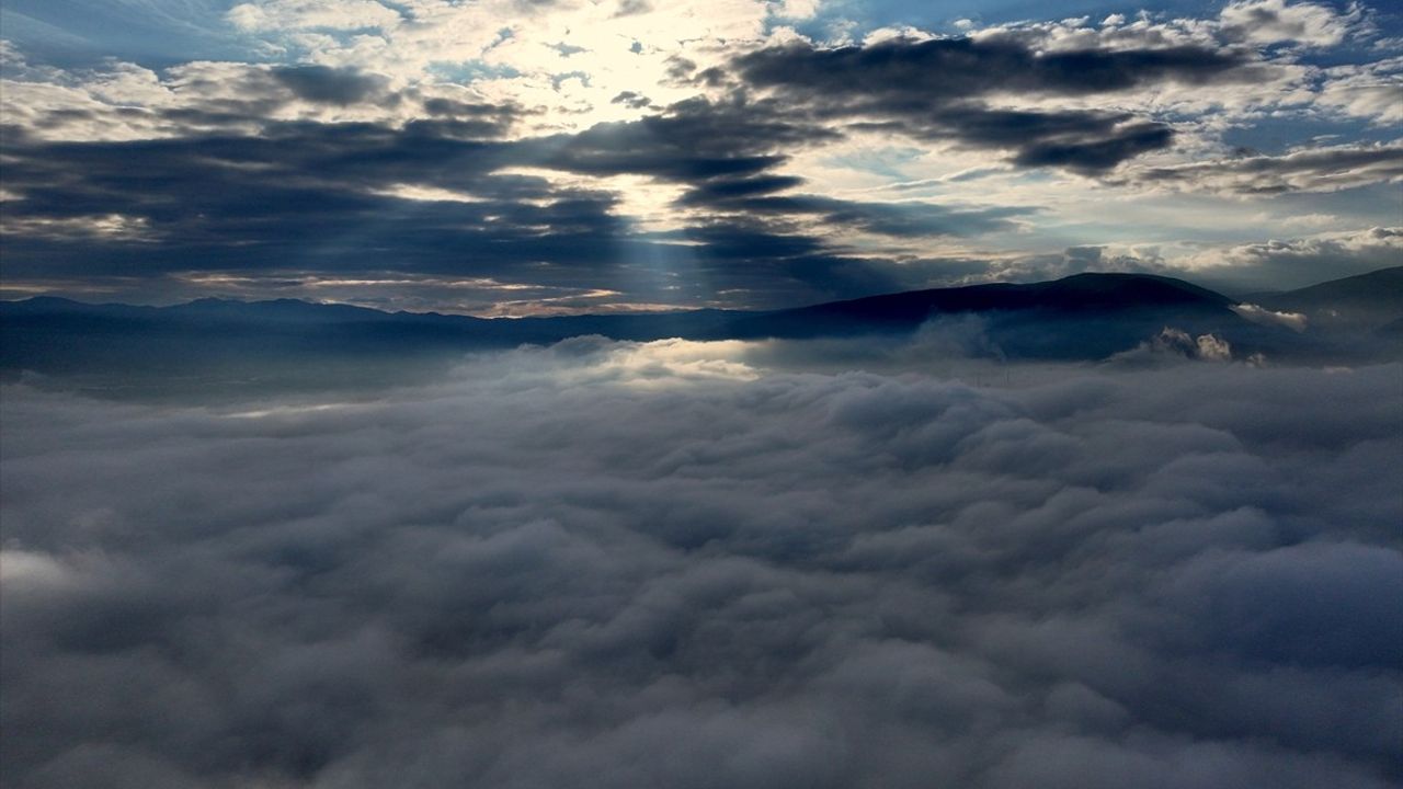 Anadolu Otoyolu'nun Düzce Kesiminde Sis Görüşü Düşürdü