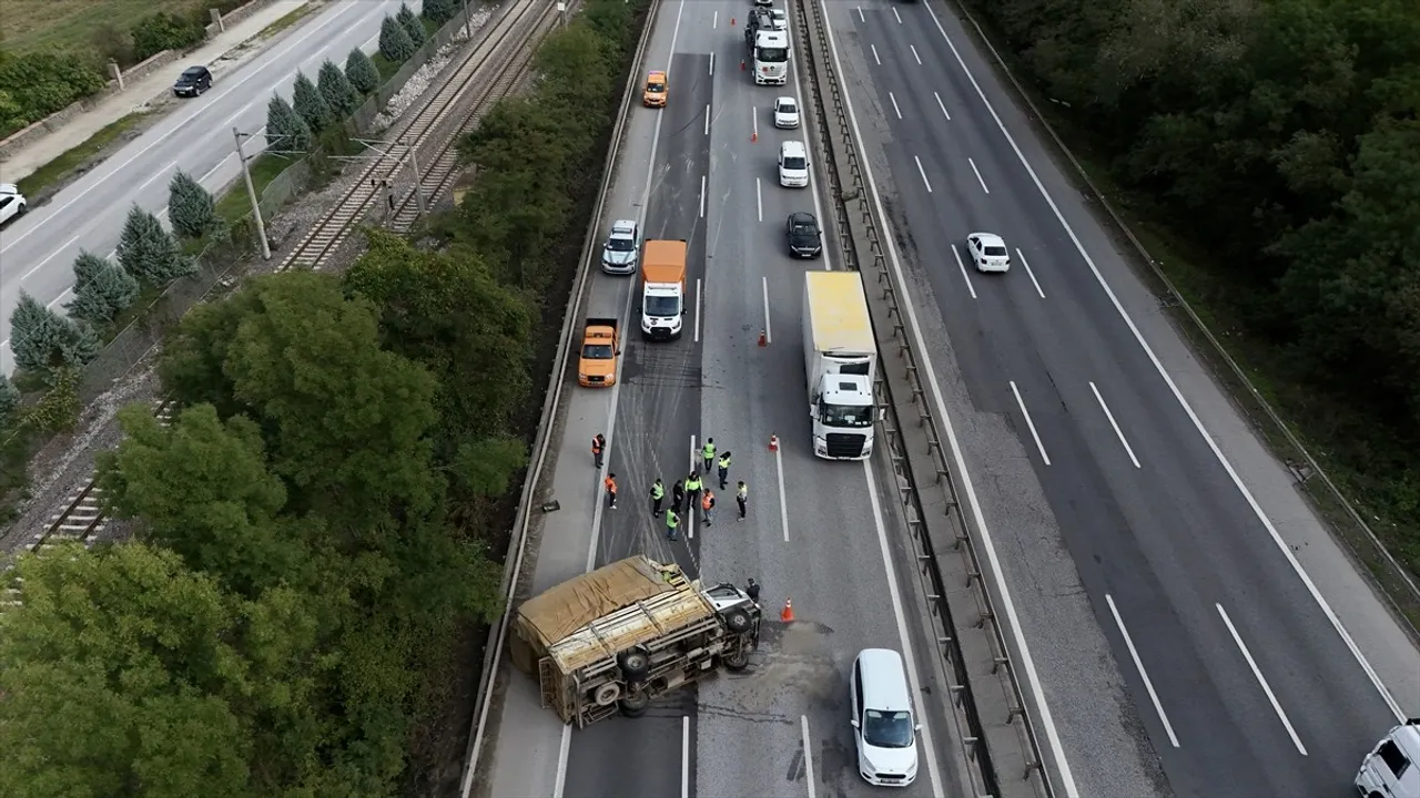 Anadolu Otoyolu Sakarya (Arifiye) bölümünde devrilen kamyonet ulaşımı aksattı
