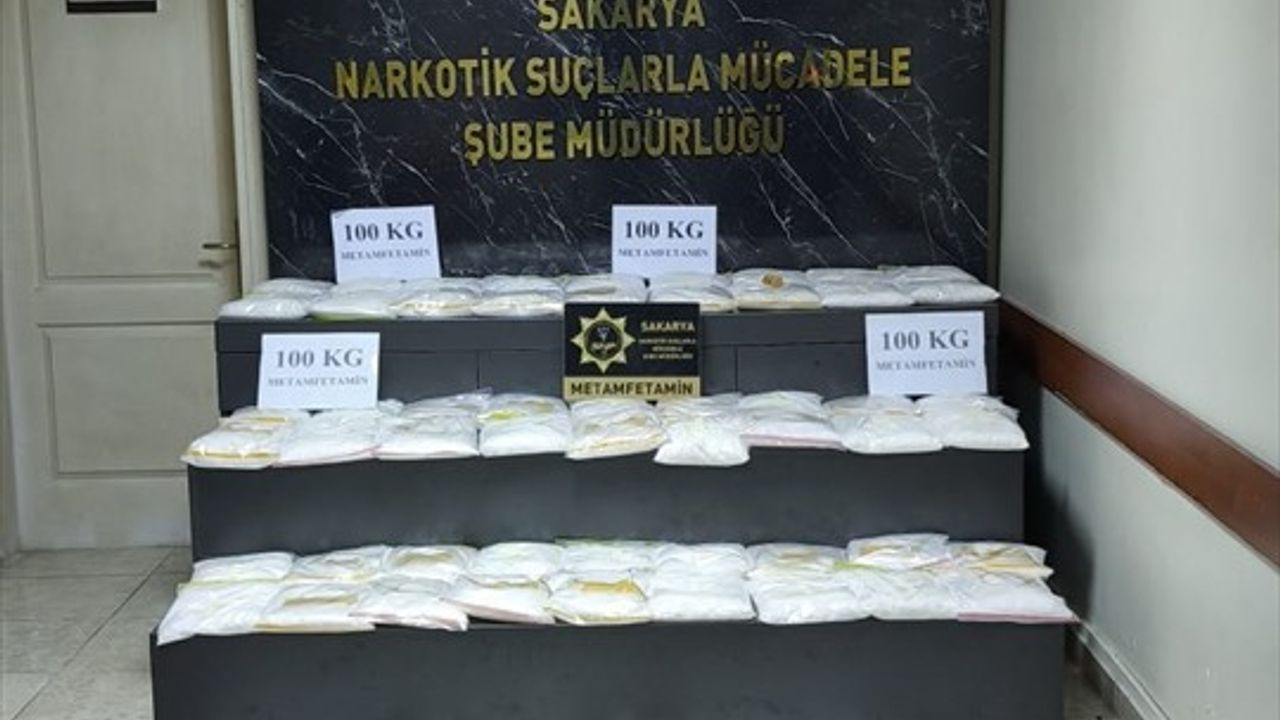Anadolu Otoyolu Sakarya kesiminde 100 kilogram sentetik uyuşturucu ele geçirildi; sürücü tutuklandı