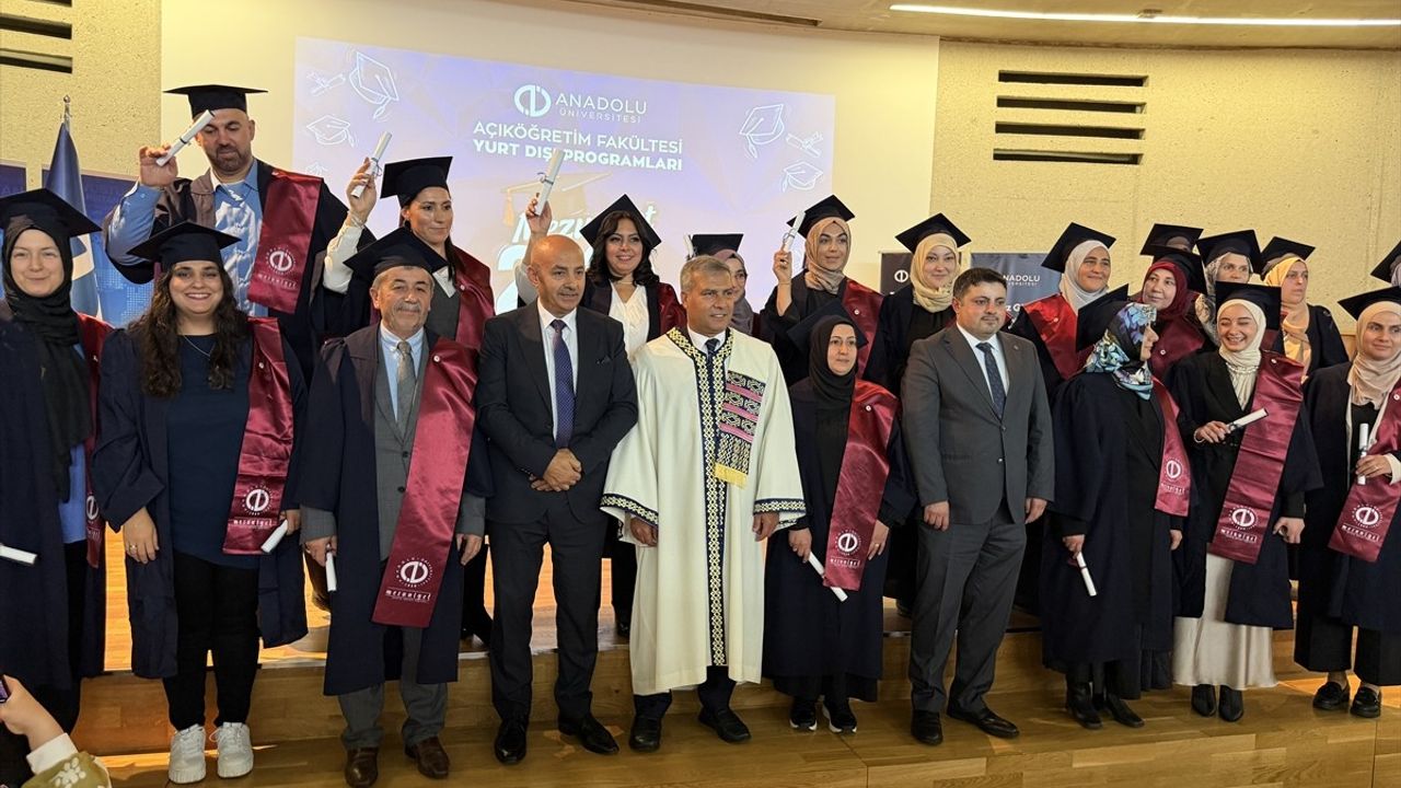 Anadolu Üniversitesi, Köln'de Batı Avrupa Programı Mezunlarını Diplomalarıyla Uğurladı