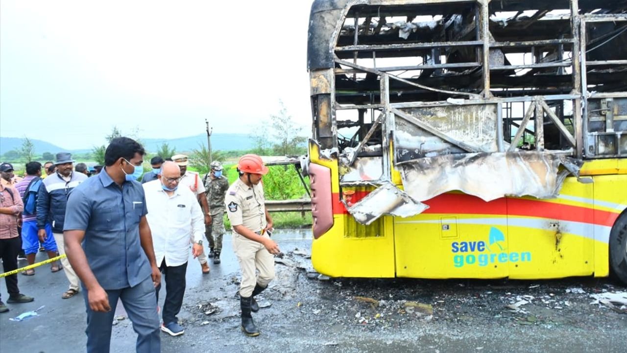 Andhra Pradesh'te otobüs ile iki tekerlekli araç çarpıştı: En az 20 kişi hayatını kaybetti