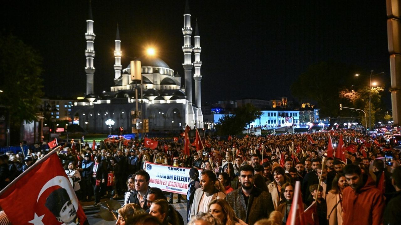 Ankara'da 29 Ekim Cumhuriyet Bayramı nedeniyle fener alayı düzenlendi