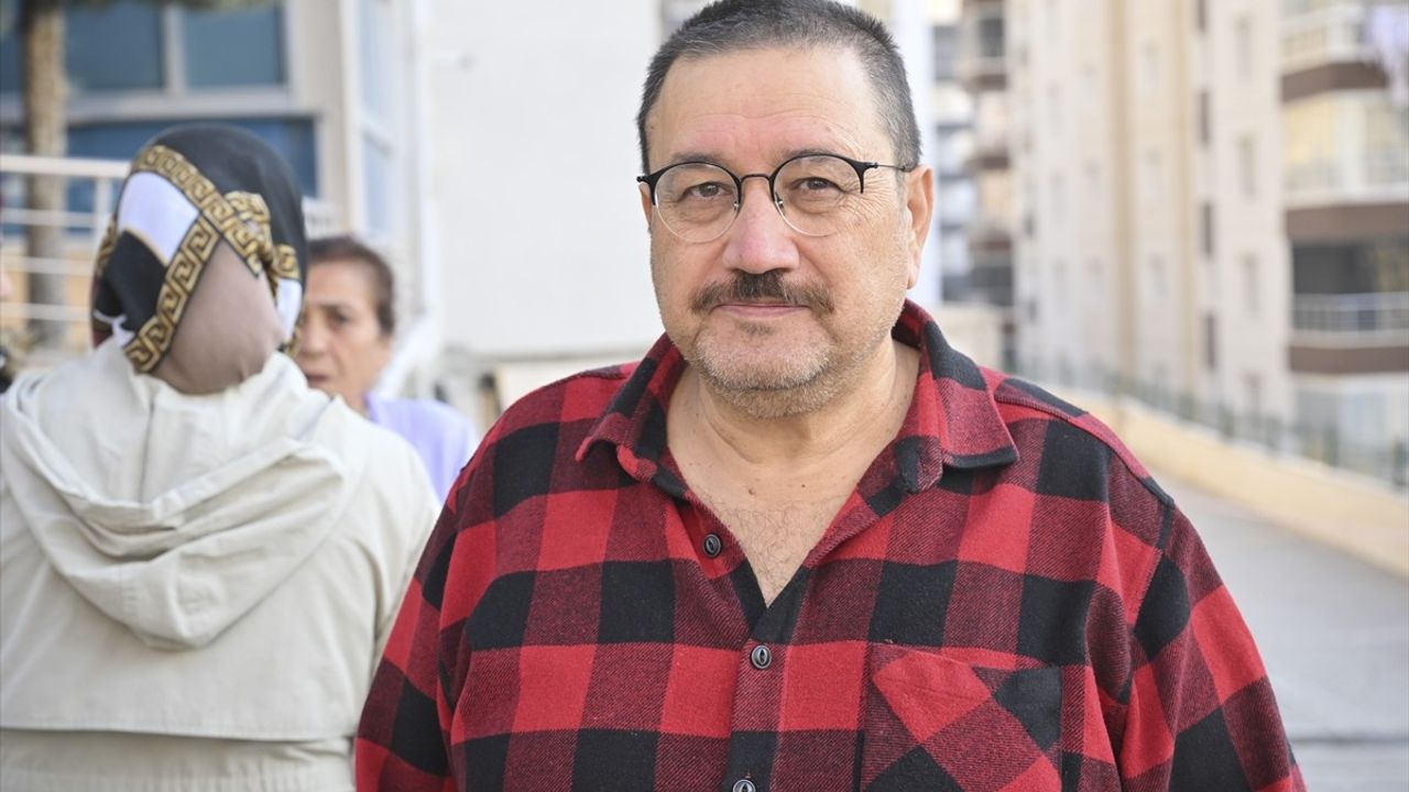 Ankara Mamak'ta temel kazısı sırasında 17 katlı binanın çevresinde kayma