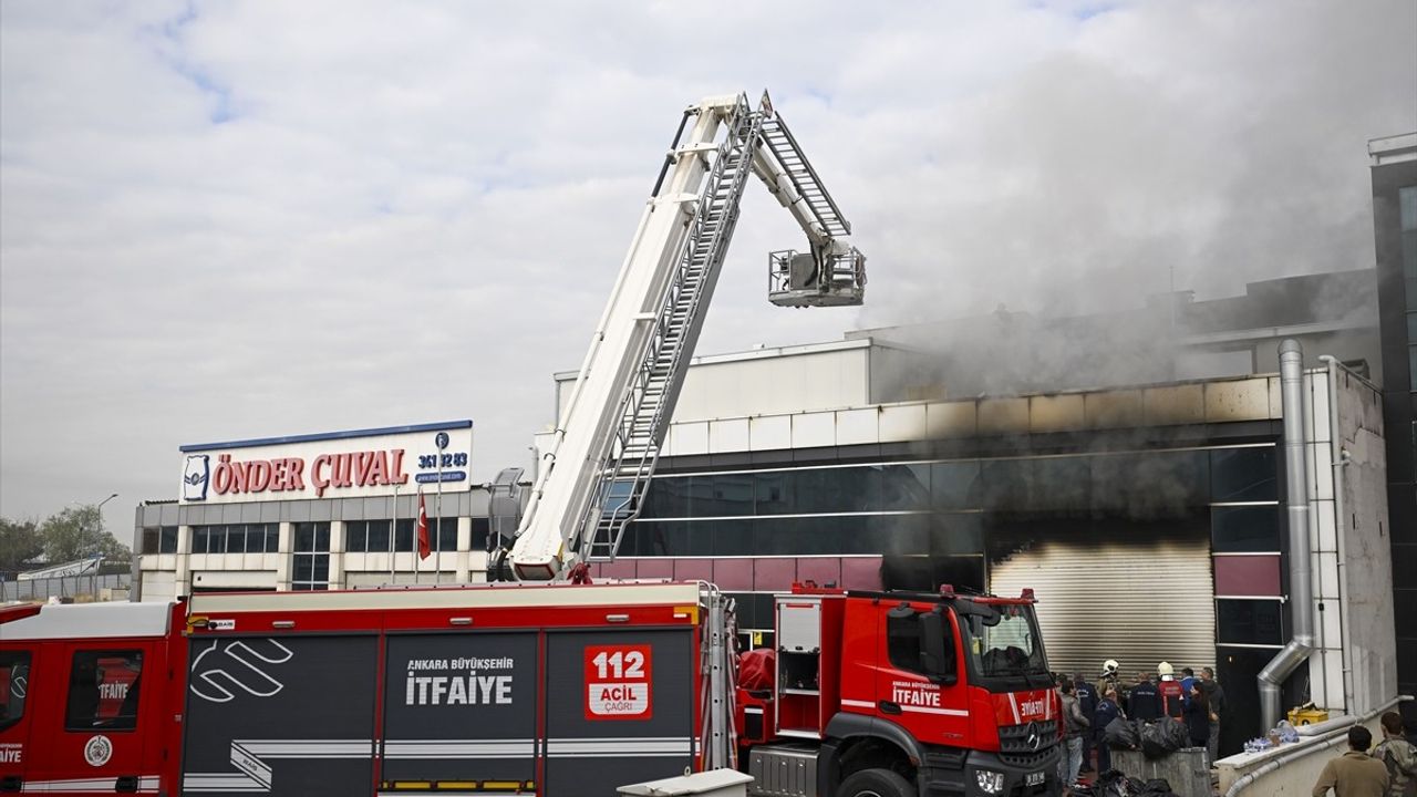 Ankara Yenimahalle'de Ostim Organize Sanayi Bölgesi'nde polyester ve plastik maket üretim iş yerinde yangın